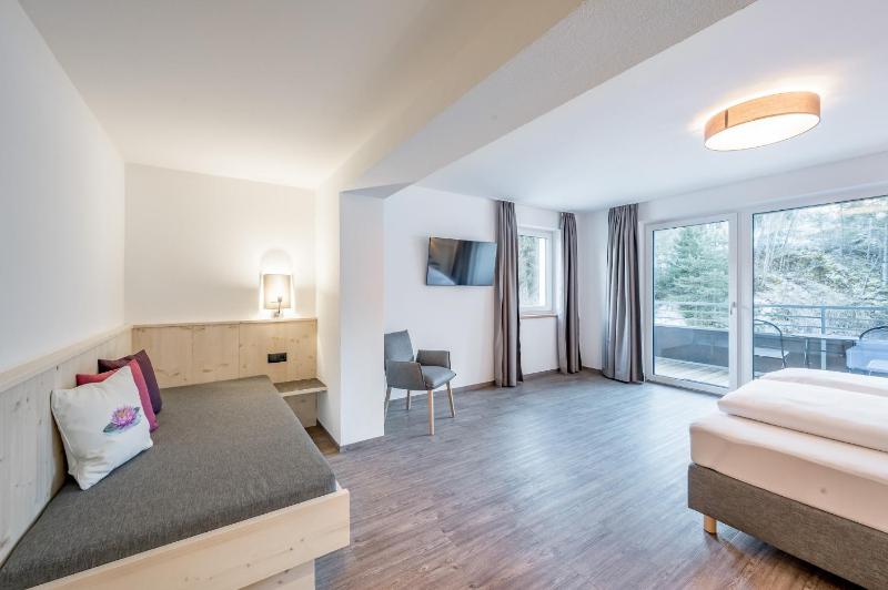 Large Double Room image 3