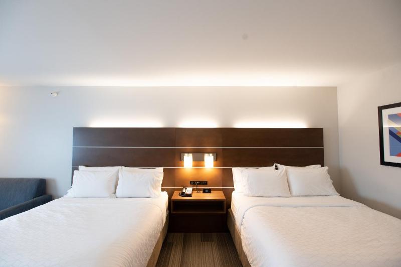 Queen Room with Two Queen Beds and Sofa Bed image 3