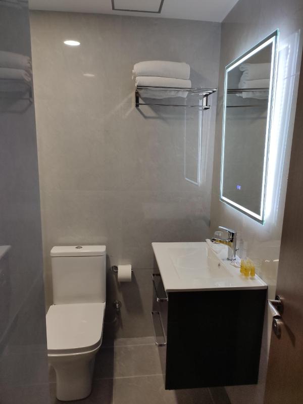 Deluxe Double Room with Balcony and Sea View image 3