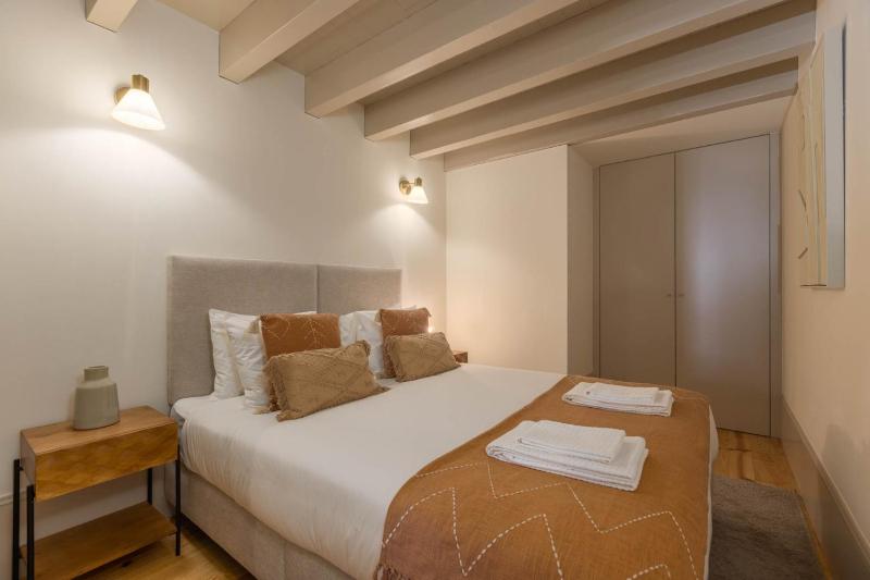 Wood Haven Luxury Duplex Downtown Porto with AC - image 14