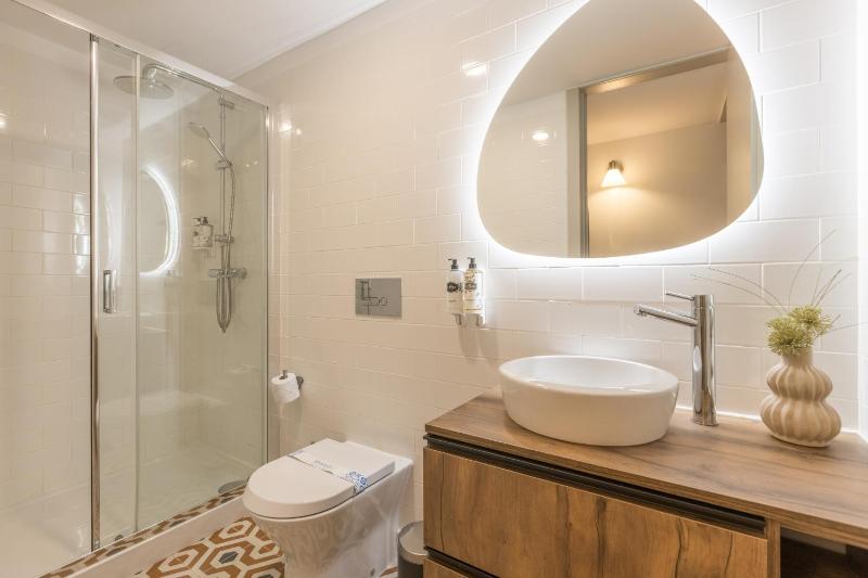 Wood Haven Luxury Duplex Downtown Porto with AC - image 35