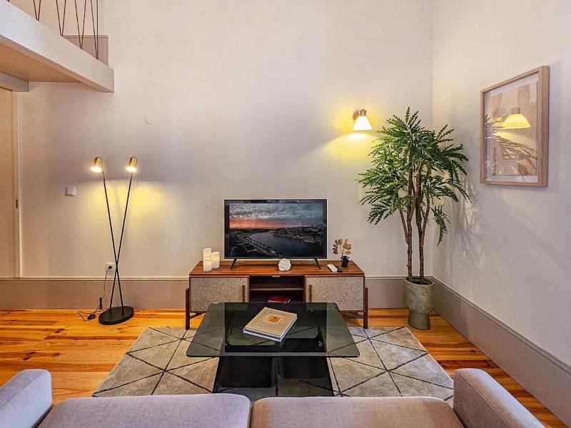 Wood Haven Luxury Duplex Downtown Porto with AC - image 12