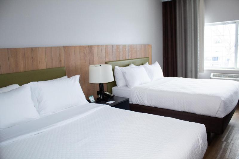 One-Bedroom Queen Suite with Two Queen Beds image 4