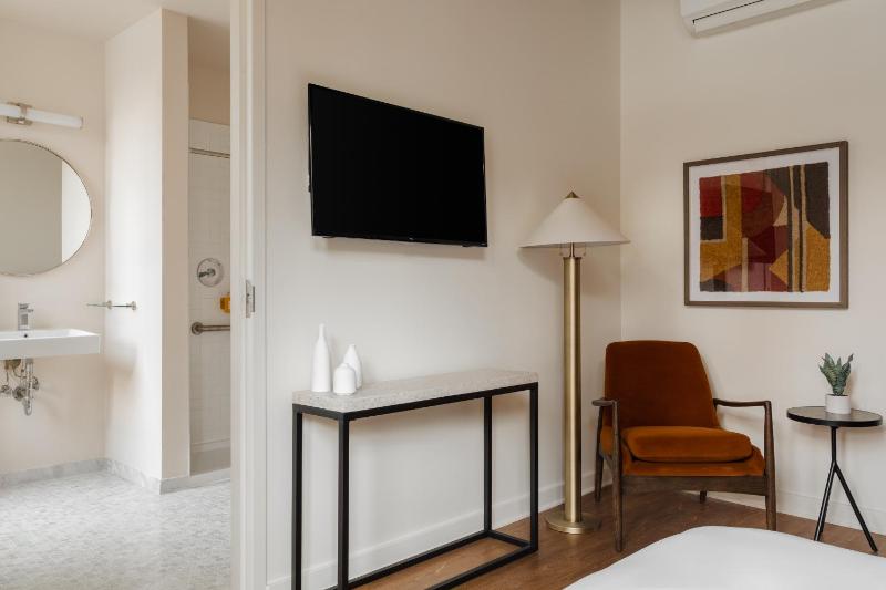 Queen Room image 3