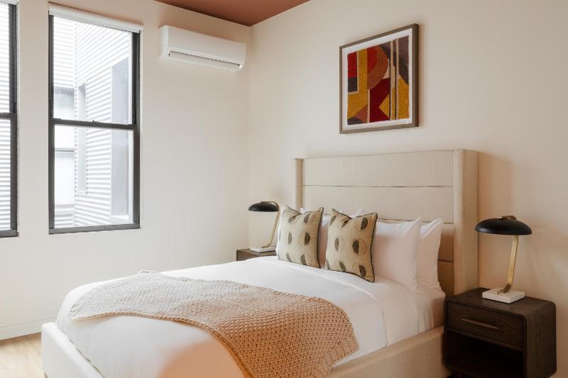 Queen Room - Disability Access image 3