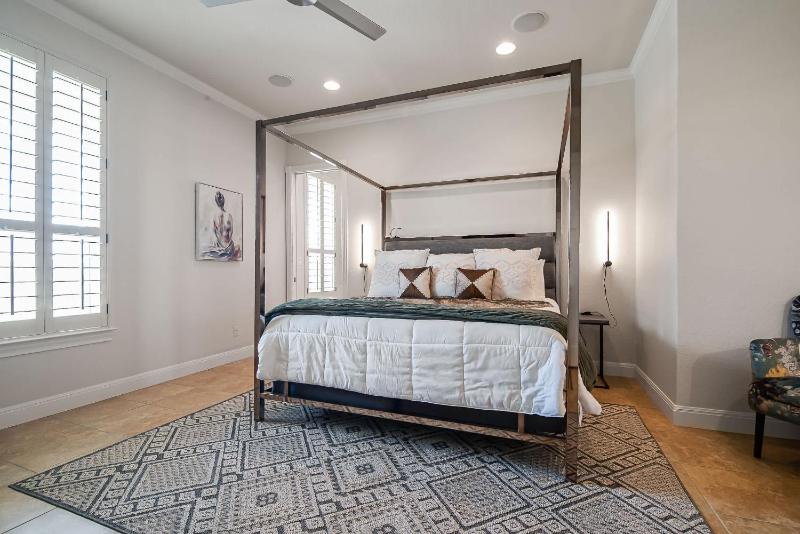 King Beds Hot Tub On 290 Large Estate Kitchen - image 10