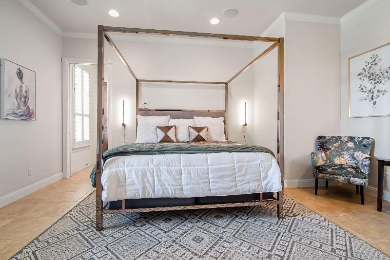 King Beds Hot Tub On 290 Large Estate Kitchen - image 23