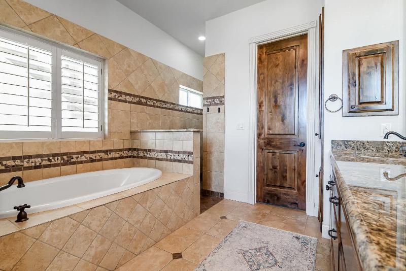 King Beds Hot Tub On 290 Large Estate Kitchen - image 48