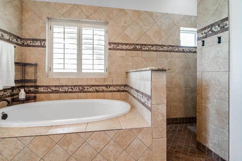 King Beds Hot Tub On 290 Large Estate Kitchen - image 31