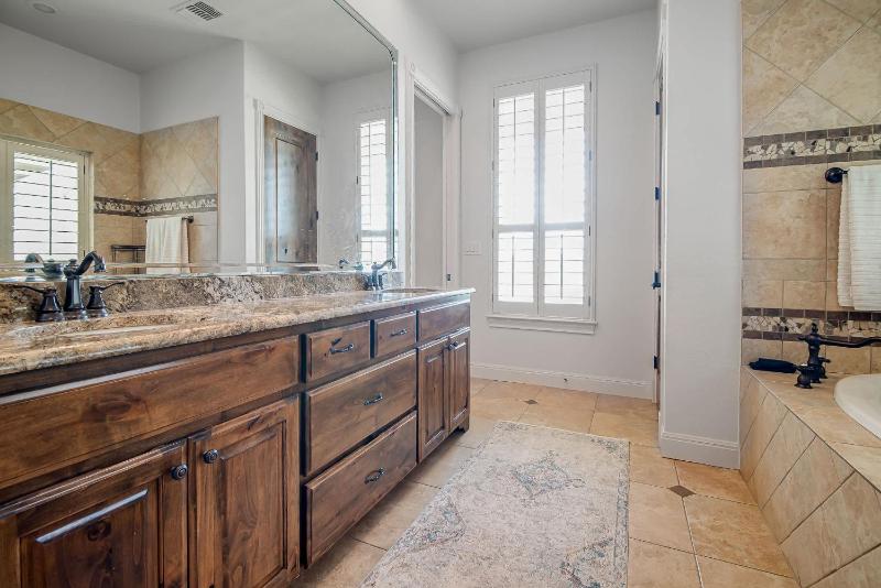 King Beds Hot Tub On 290 Large Estate Kitchen - image 46