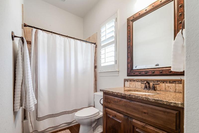 King Beds Hot Tub On 290 Large Estate Kitchen - image 40