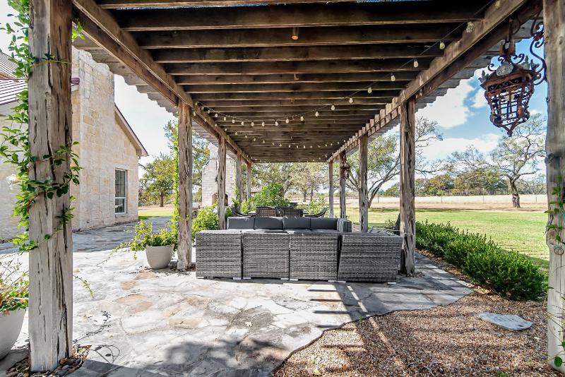 King Beds Hot Tub On 290 Large Estate Kitchen - image 50