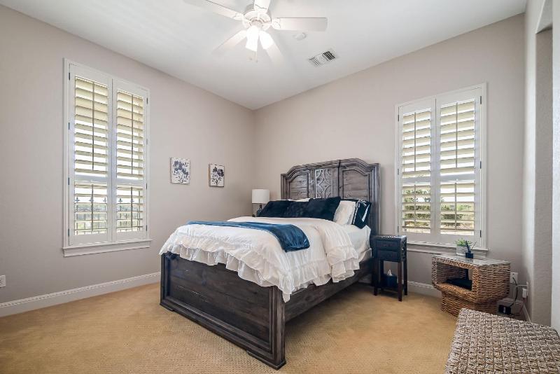 King Beds Hot Tub On 290 Large Estate Kitchen - image 33