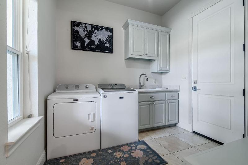 King Beds Hot Tub On 290 Large Estate Kitchen - image 24