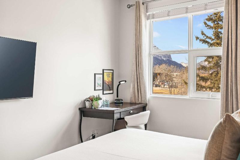 Charming & Cozy 1-Bedroom Retreat - image 25