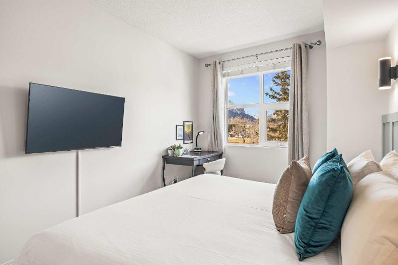 Charming & Cozy 1-Bedroom Retreat - image 6