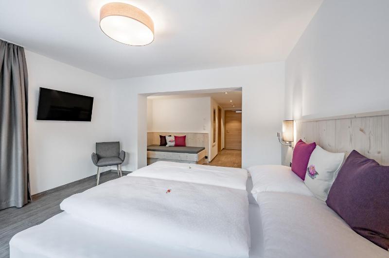 Deluxe Double Room (2 Adults + 1 Child) image 4
