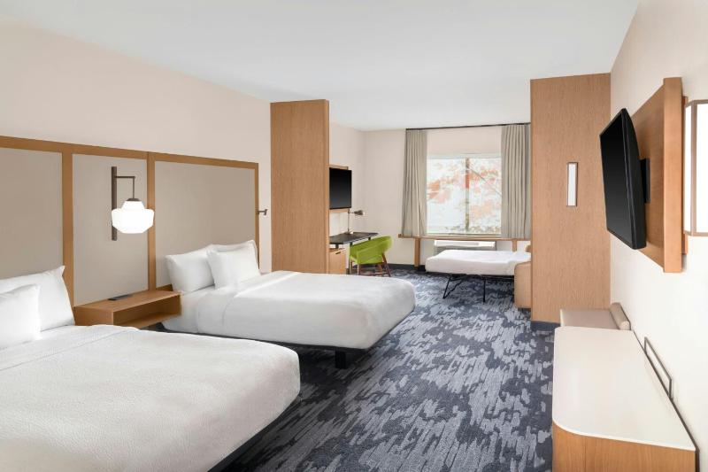 Queen Suite with Two Queen Beds, Sofa Bed and City View image 3