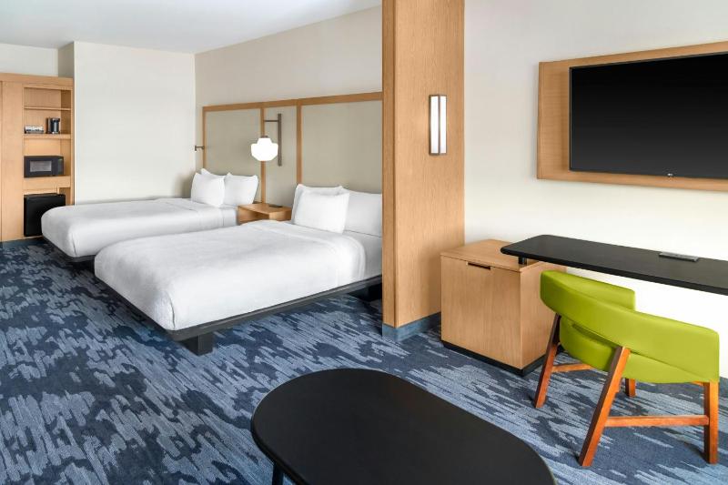 Queen Suite with Two Queen Beds, Sofa Bed and City View image 2