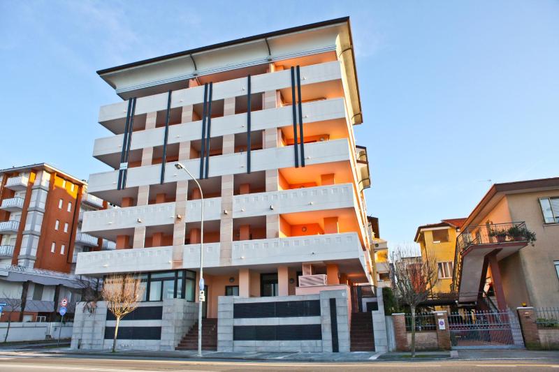 Capitol Apartments - image 1