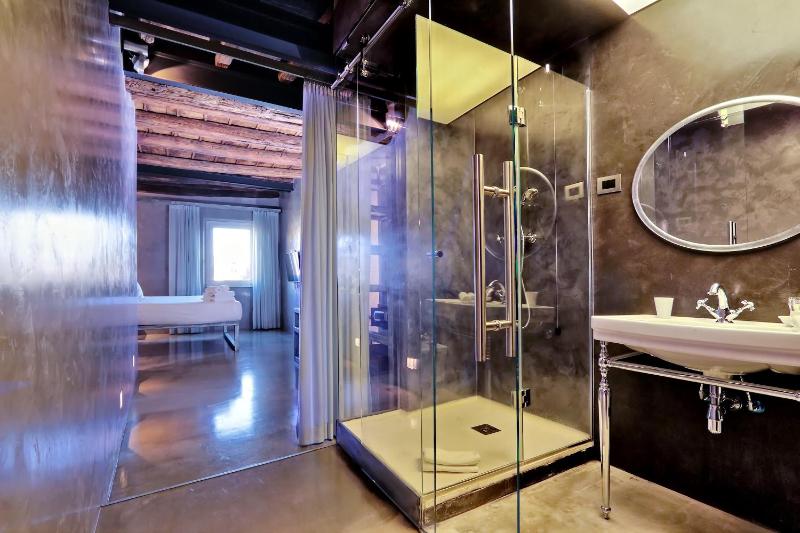 Superior Double Room with City View image 4