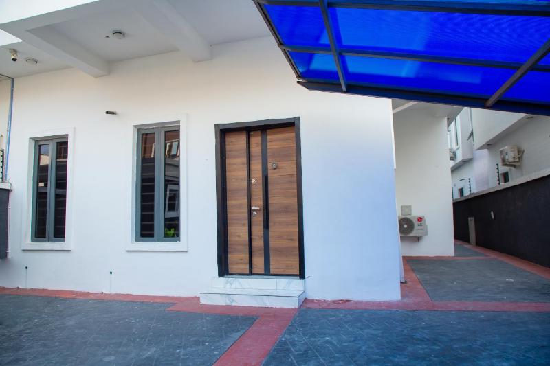 Entire House on Orchid Road Lekki - image 1