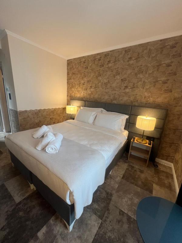 Standard Double Room image 3