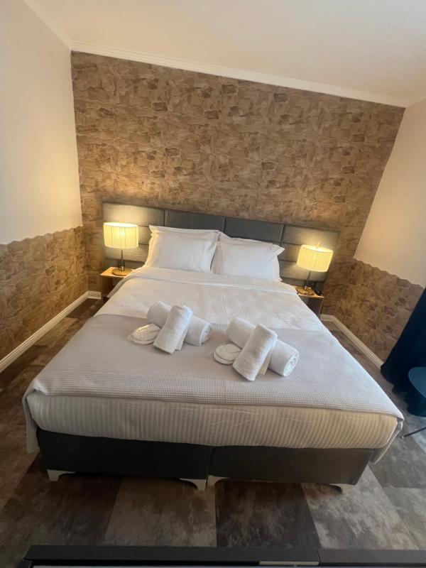 Standard Double Room image 4