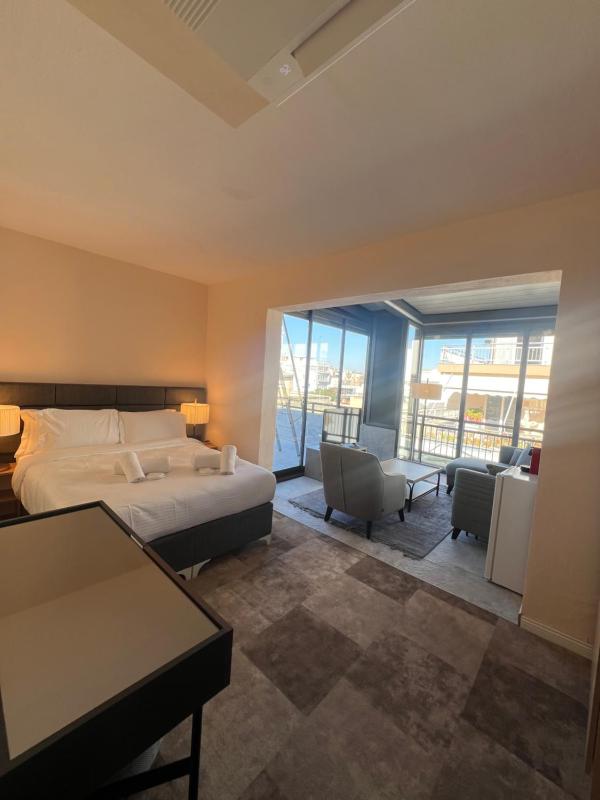 Lighthouse Hotel - image 12