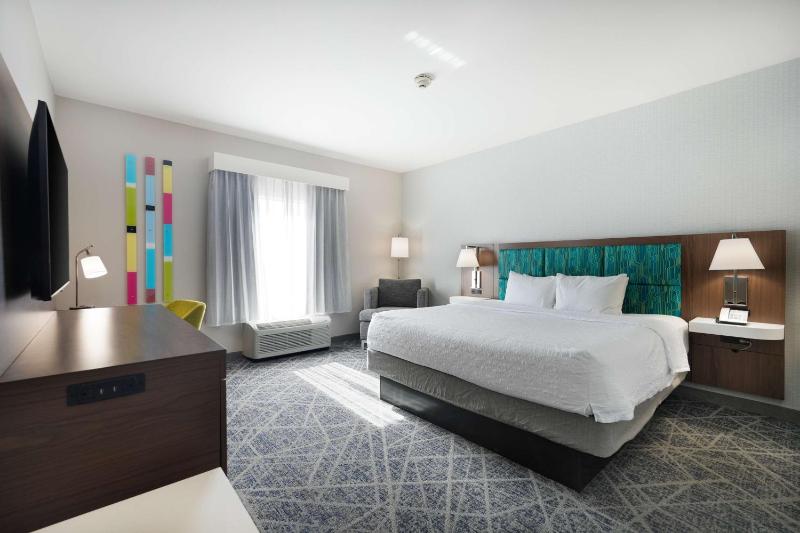 King Room with King Bed - Non-Smoking image 4