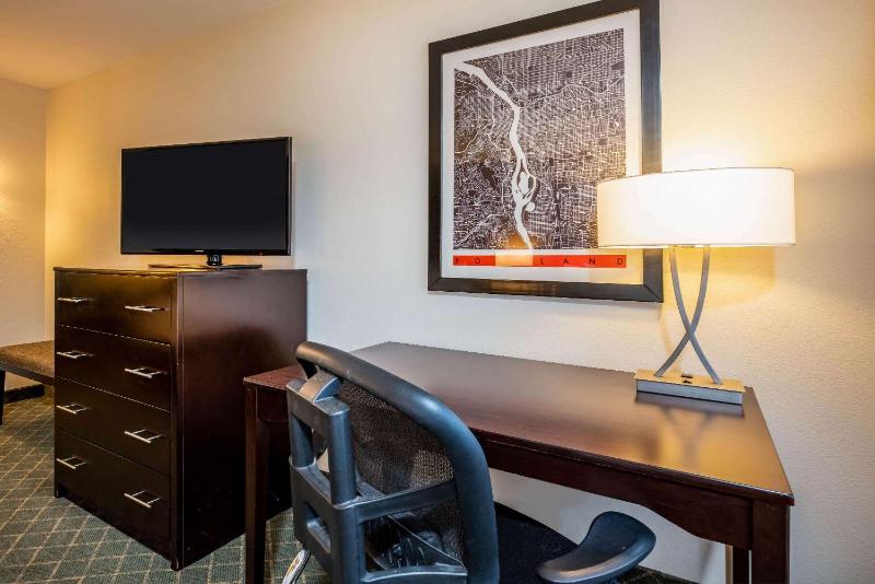 La Quinta Inn & Suites by Wyndham Portland Airport - image 48
