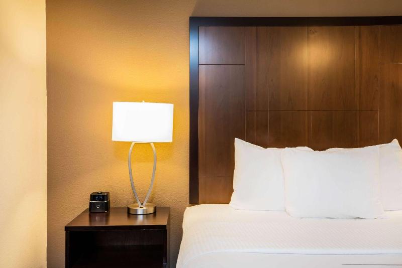 La Quinta Inn & Suites by Wyndham Portland Airport - image 27