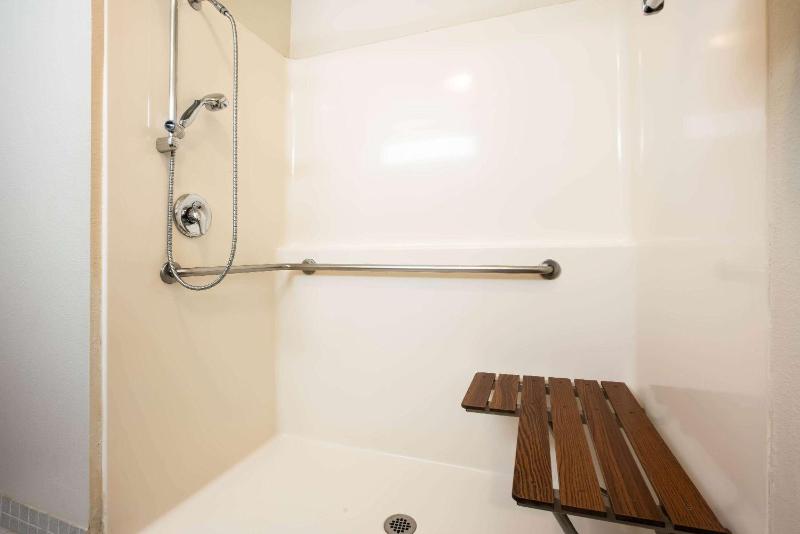 La Quinta Inn & Suites by Wyndham Portland Airport - image 42