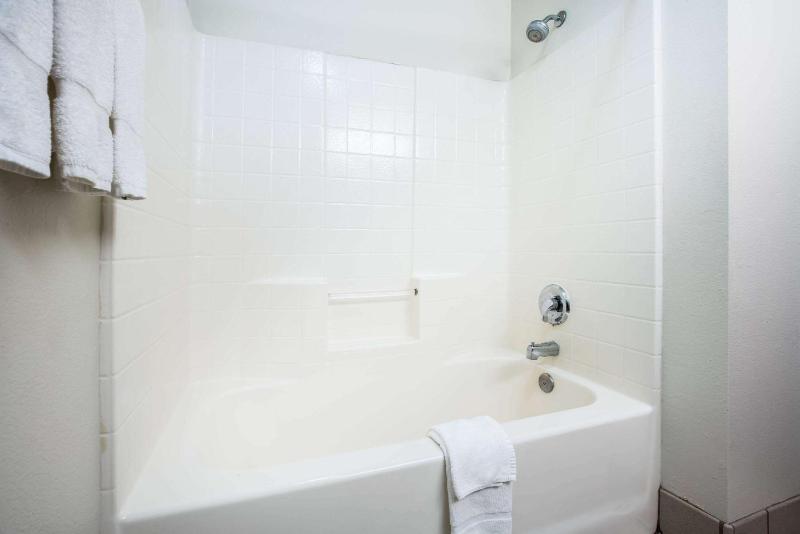La Quinta Inn & Suites by Wyndham Portland Airport - image 19