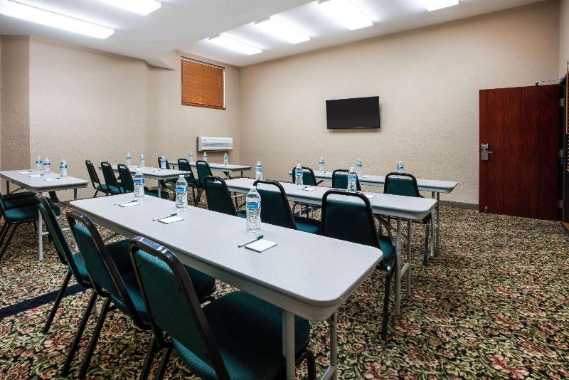 La Quinta Inn & Suites by Wyndham Portland Airport - image 45