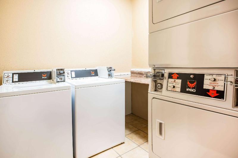 La Quinta Inn & Suites by Wyndham Portland Airport - image 23