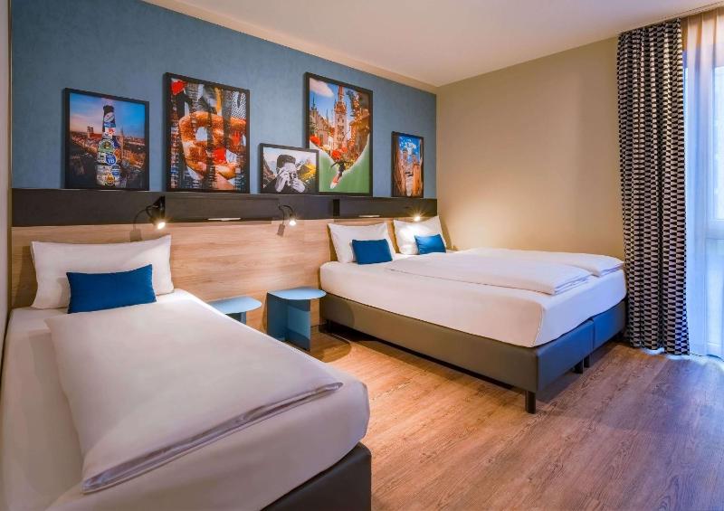 Deluxe Triple Room with Three Single Beds image 1