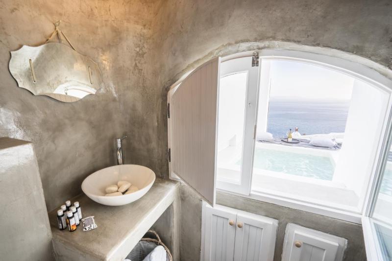 Artemis Suite with Outdoor Heated Jacuzzi and Caldera View image 3