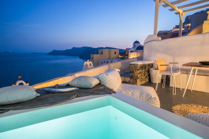 Artemis Suite with Outdoor Heated Jacuzzi and Caldera View image 1