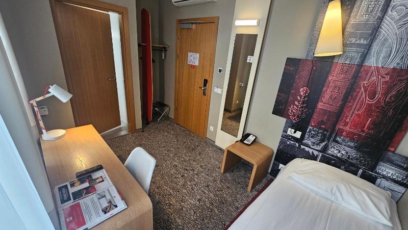 Standard Single Room image 2