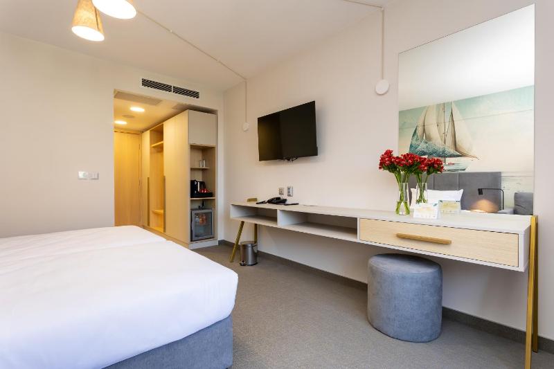 Double Room image 3