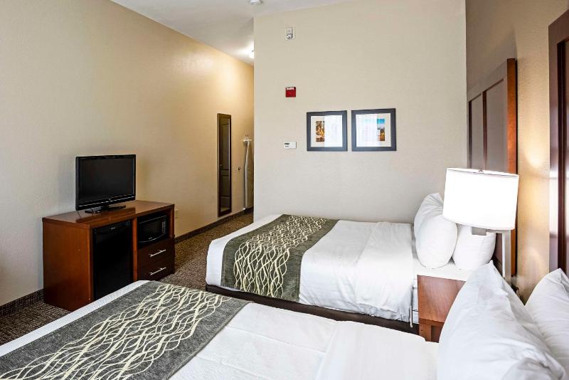 Queen Room with Two Queen Beds and Tub - Accessible/Non-Smoking image 1