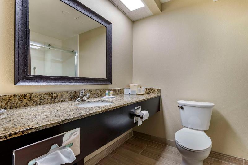Queen Suite with Two Queen Beds - Non-Smoking image 3