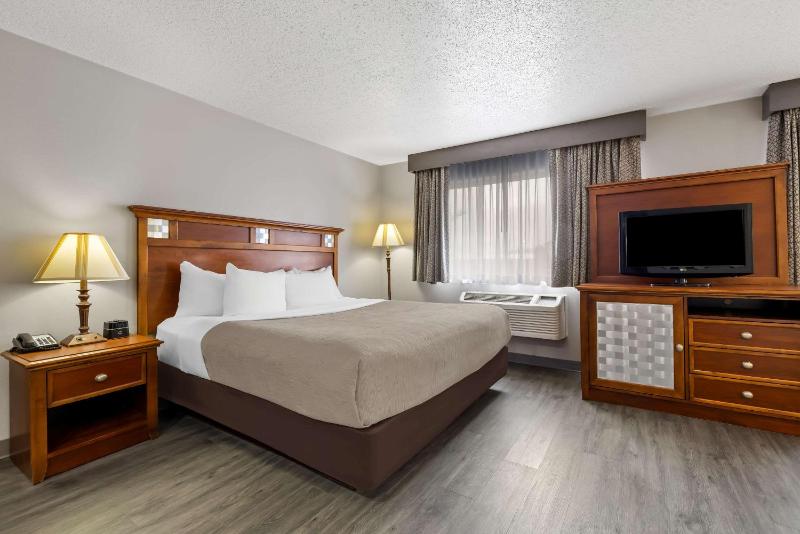 King Suite with Hot Tub - Non-Smoking image 1