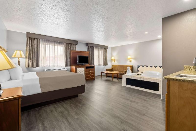King Suite with Hot Tub - Non-Smoking image 4