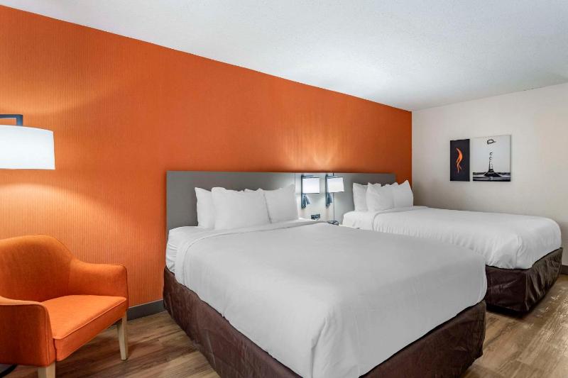 Queen Room with Two Queen Beds and Stadium View image 4