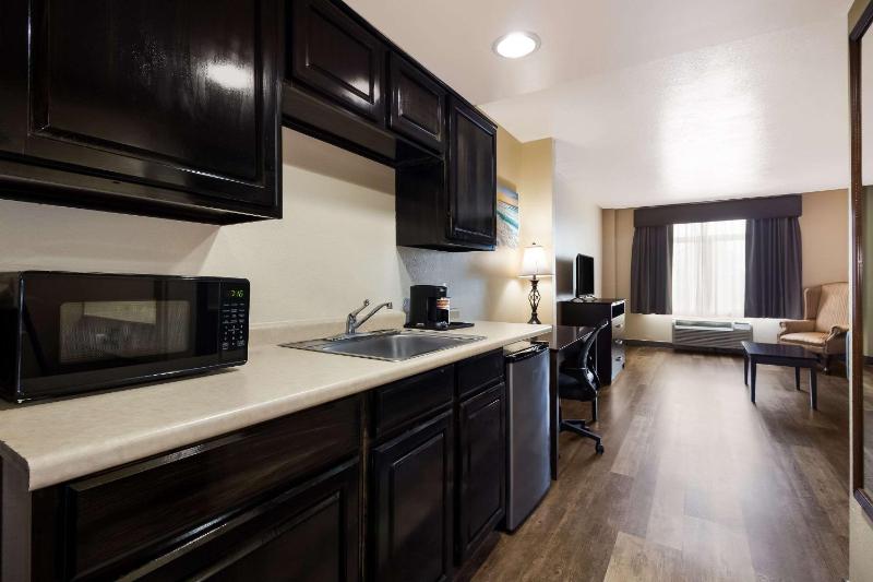 Standard Suite with Two Double Beds - Non-Smoking image 3
