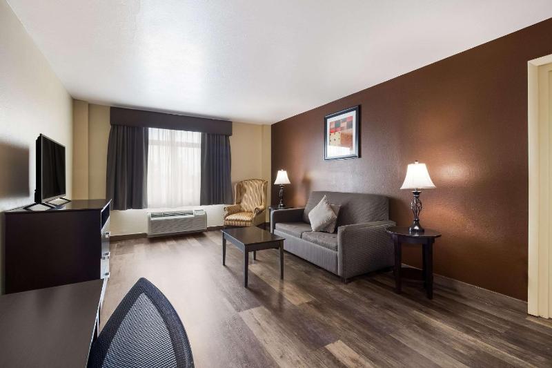 Standard Suite with Two Double Beds - Non-Smoking image 2