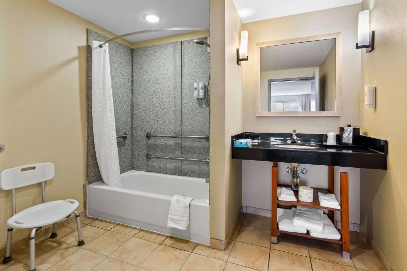 Queen Suite with 2 Queen Beds - Disability Access/Non-Smoking image 4