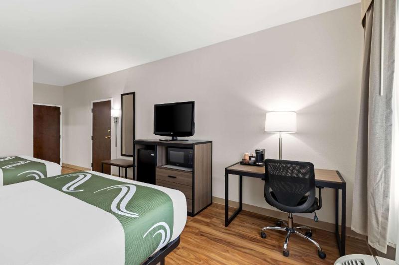 Queen Room with Two Queen Beds - Non-Smoking image 4